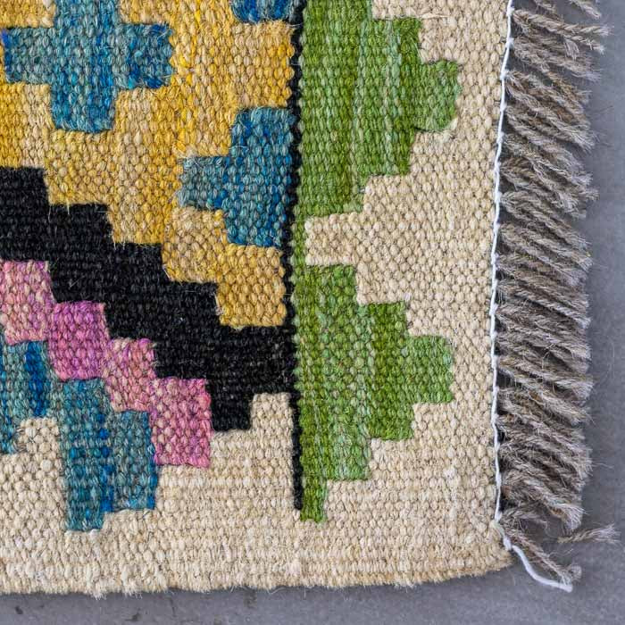 Tapete de luxo para sala de estar com estampa étnica vibrante, combinando perfeitamente com acessórios de decoração sustentável de Bali.