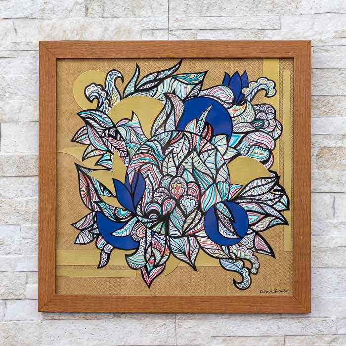 Quadro floral quadrado modelo Florear Dourado em madeira reciclada Tatiana Aranha. 