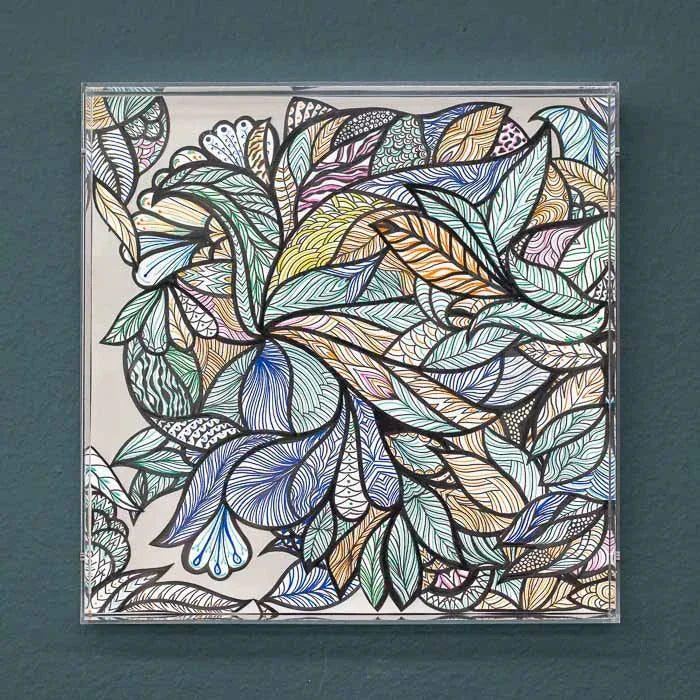 Quadro floral em caixa acrílica sustentável assinado por Tatiana Aranha.
