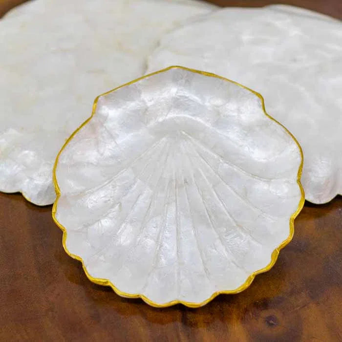 Petisqueira artesanal de concha com acabamento dourado e textura natural.