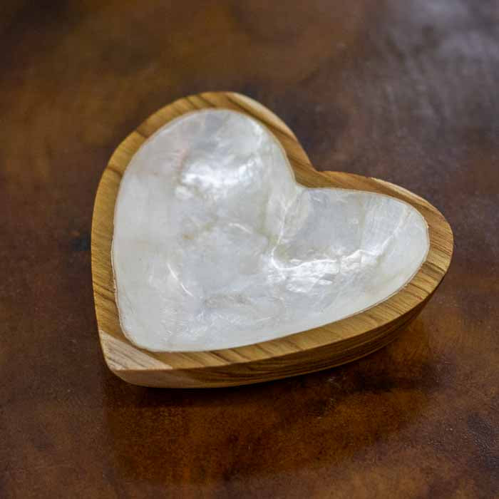 Bowl artesanal em formato de coração feito em madeira teca com interior em madrepérola.