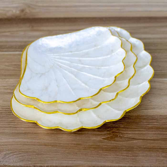 Petisqueiras em formato de conchas marítimas produzidas em madrepérola e resina.