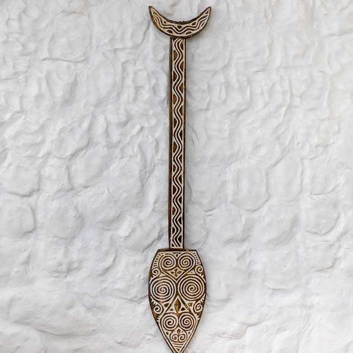 Remo decorativo artesanal em madeira entalhada com desenhos étnicos de Timor.