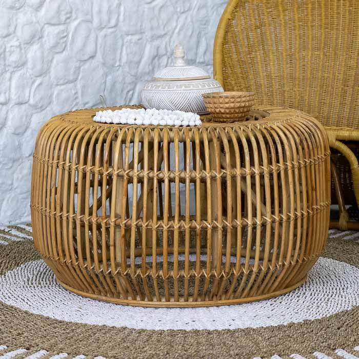 Mesa BaoLam em rattan vietnamita com design quadrado exclusivo.