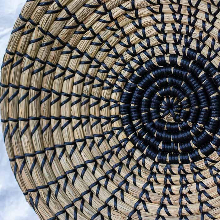 Cestaria vietnamita Thao em rattan artesanal para decoração de parede.