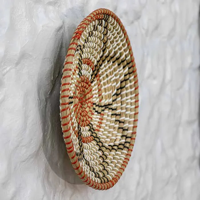 Cestaria de parede Cam circular em fibras de rattan clara artesanal.