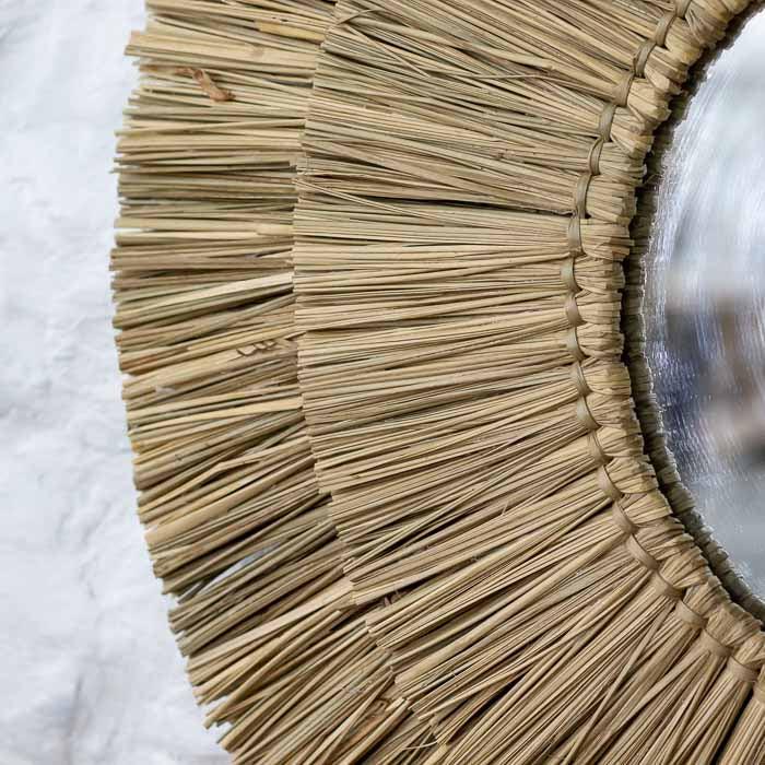 Espelho decorativo Nami circular em rattan artesanal boho tropical.