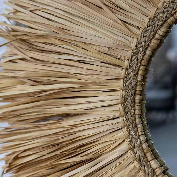 Espelho decorativo Hanan artesanal circular estilo boho tropical.