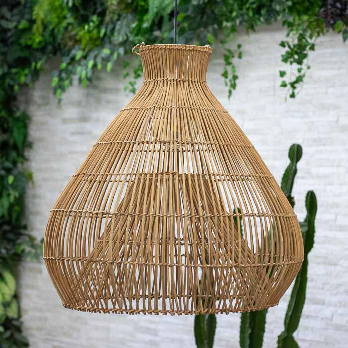 Luminária pêndulo decorativa artesanal em rattan modelo Tay. 
