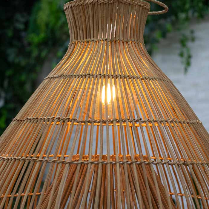 Luminária suspensa rústica Tay em rattan artesanal vietnamita. 