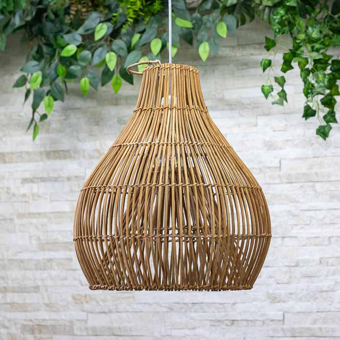 Luminária suspensa em rattan natural artesanal vietnamita. 