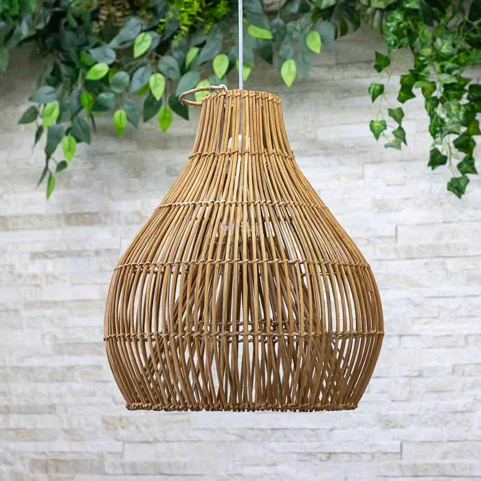 Luminária suspensa em rattan natural artesanal vietnamita. 