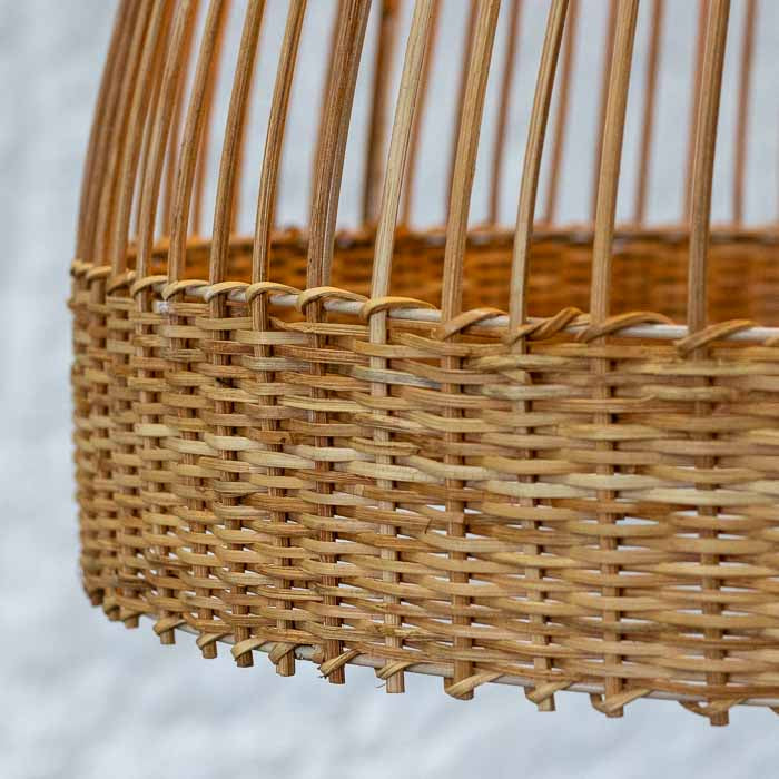 Luminária pêndulo vietnamita em fibra natural artesanal.