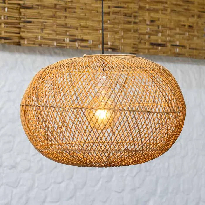 Luminária Pendente HaLai artesanal em rattan natural feita no Vietnã. 