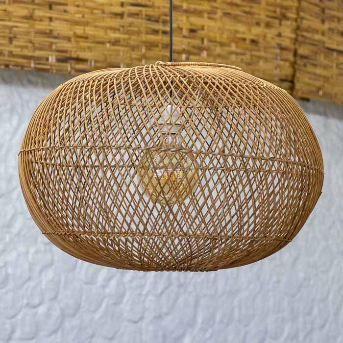 Luminária decorativa HaLai em rattan natural clara feita à mão. 