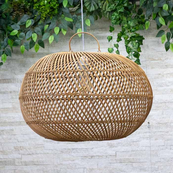 Luminária vietnamita HaLai em fibras naturais para ambientes internos.