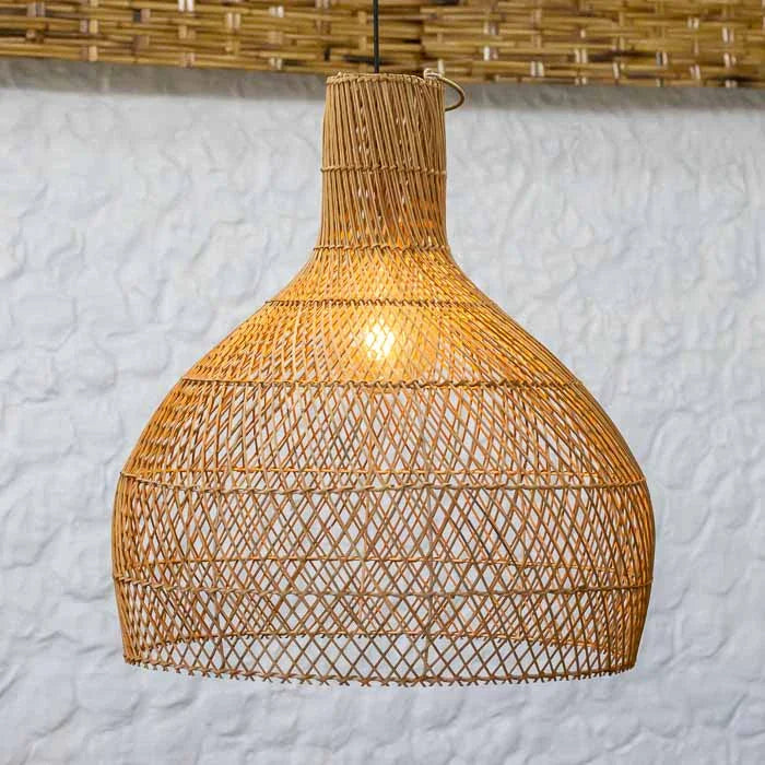 Luminária Saol artesanal em rattan natural feita no Vietnã. 