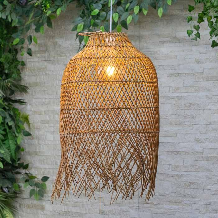 Luminária Pendente Bao em fibra natural clara com franja feita no Vietnã.