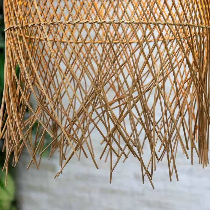 Luminária artesanal Bao com franja em fibras naturais estilo boho.