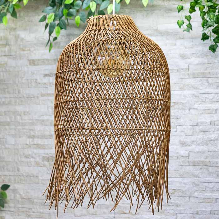 Luminária de teto Bao em fibra natural vietnamita com franja decorativa.