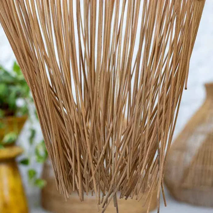 Luminária de teto Tuyen em fibras de rattan natural estilo boho.
