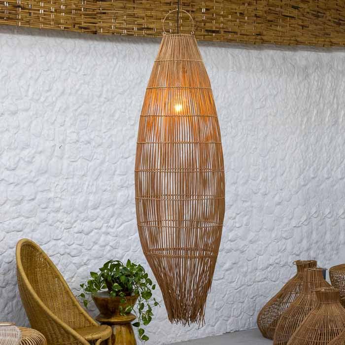 Luminária Pêndulo Tuyen artesanal em rattan natural feita no Vietnã.
