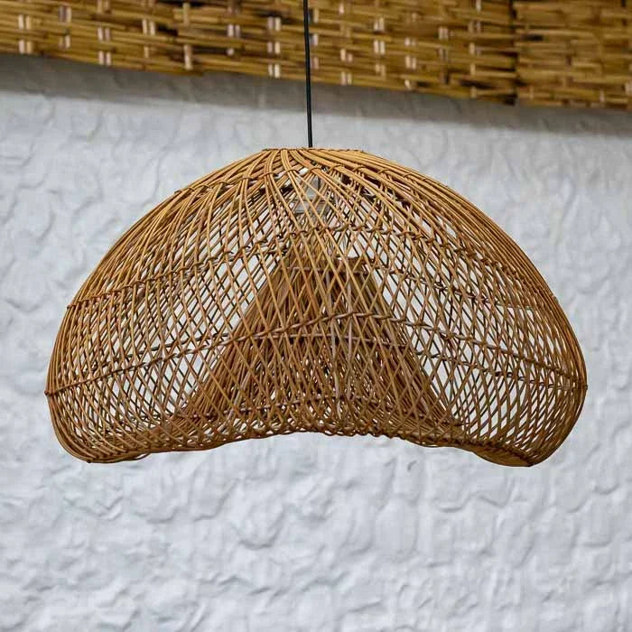 Luminária de teto Lien em rattan natural para decoração boho tropical. 