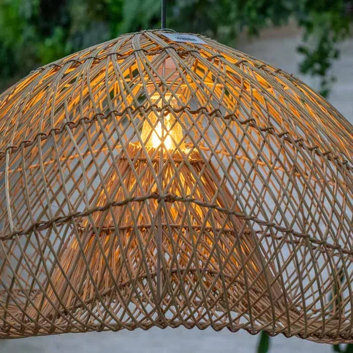 Luminária artesanal Lien em rattan clara estilo boho contemporâneo. 