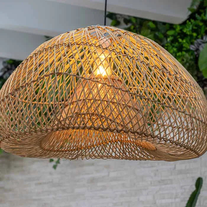 Luminária vietnamita Lien em rattan natural feita à mão. 
