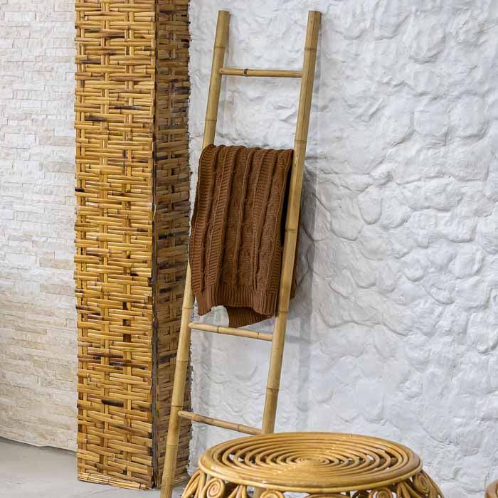 Escada decorativa Lang artesanal em bambu natural feita no Vietnã.