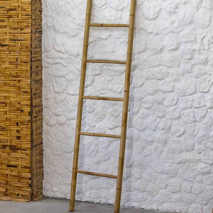 Escada Lang em bambu vietnamita clara para ambientes internos.