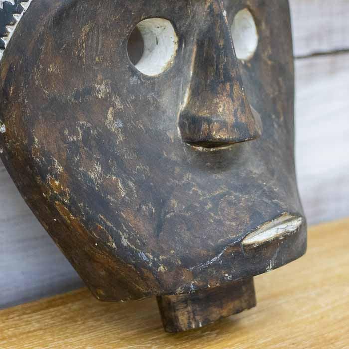 Escultura de parede oriental em madeira de Timor com padrões geométricos entalhados, ideal para composição de interiores estilo Boho Chic e étnico.