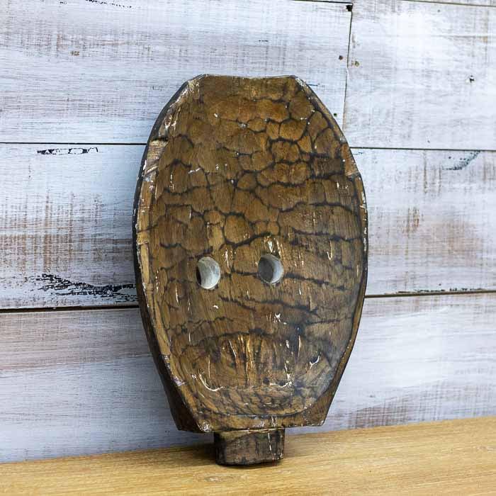 Máscara em madeira natural da Indonésia com design exclusivo e traços tradicionais da cultura de Timor para colecionadores de arte exótica.