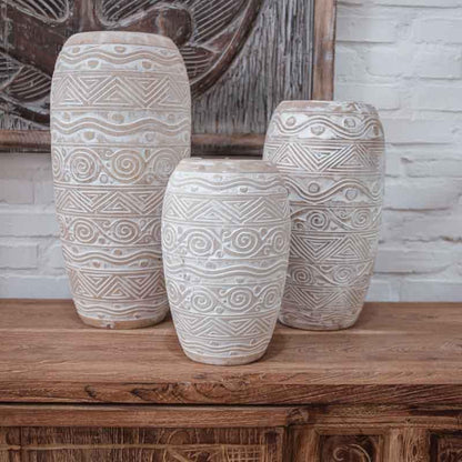 Uma visão detalhada do Vaso em Madeira Pátina Étnico, destacando a rica textura da madeira e os intrincados detalhes da pátina étnica. Esta imagem realça a autenticidade e a beleza artesanal do vaso.