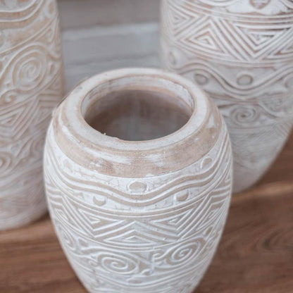 Uma imagem em close-up do detalhe da pátina étnica do vaso. Esta foto revela as nuances de cores e a riqueza dos padrões da pátina, destacando a artesanato meticuloso que torna este vaso único.