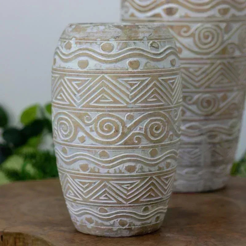 Uma visão detalhada do Vaso em Madeira Pátina Étnico, destacando a rica textura da madeira e os intrincados detalhes da pátina étnica. Esta imagem realça a autenticidade e a beleza artesanal do vaso.