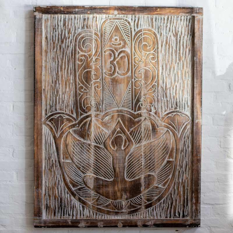 Painel Mão de Hamsá entalhado em madeira natural de Bali, representando o símbolo de proteção com acabamento artesanal envelhecido e textura espiritual marcante.