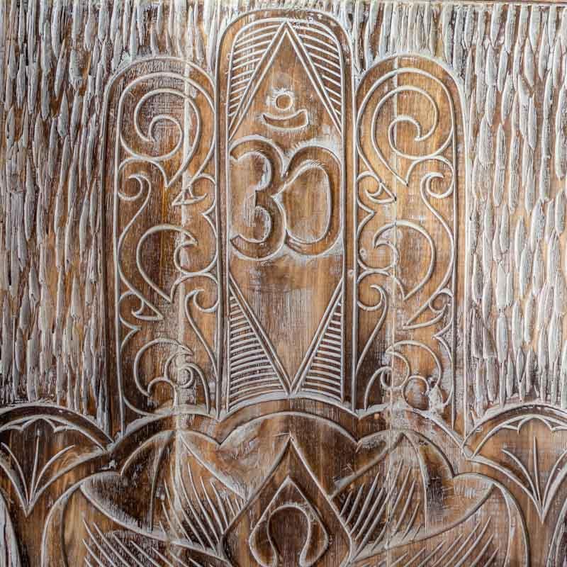 Arte balinesa em madeira com o símbolo da Mão de Hamsá e o Om central, esculpida manualmente para transmitir serenidade, equilíbrio e conexão espiritual.