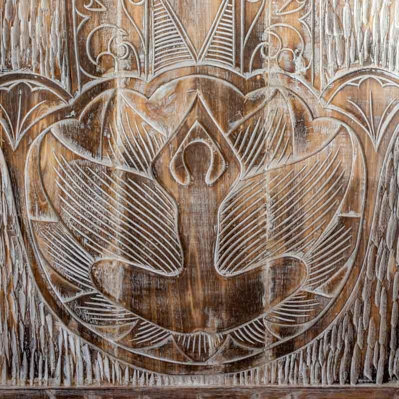 Painel decorativo artesanal de Bali em madeira entalhada à mão, exibindo o símbolo da Hamsá como amuleto de proteção e elemento de harmonia para o lar.