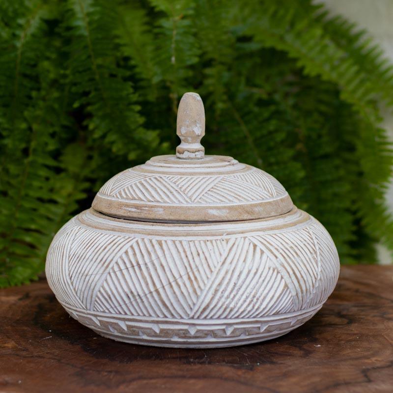 Conjunto de potes artesanais de Bali produzidos em madeira patinada, com desenhos tribais entalhados à mão que trazem sofisticação e autenticidade à decoração.