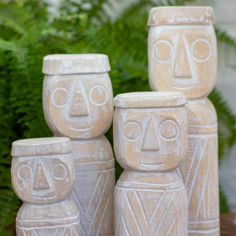 Escultura Homem Primitivo artesanal feita à mão em madeira patinada de Bali, representando figuras humanas com traços geométricos e expressão tribal simbólica.