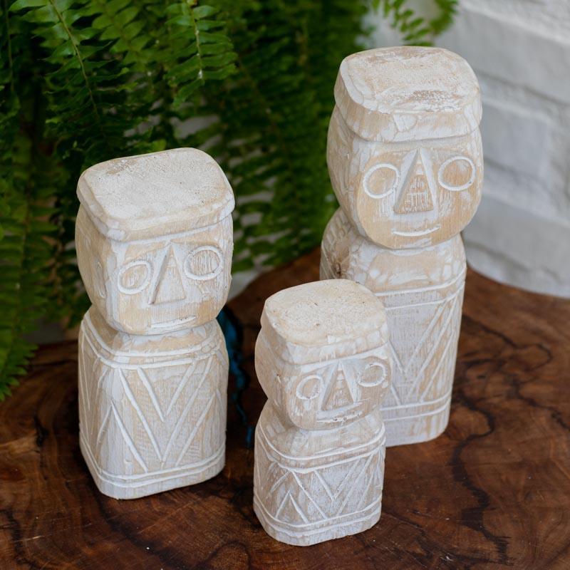 Conjunto de esculturas primitivas em madeira de Bali com acabamento em pátina branca, esculpidas manualmente com design étnico e formas minimalistas.