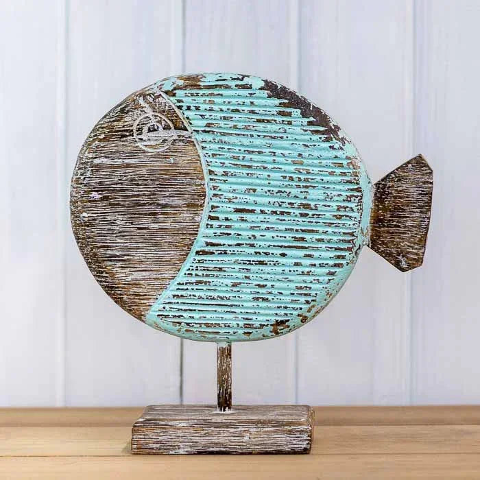 Visão aproximada das esculturas de peixe-balão evidenciando os detalhes das barbatanas e a pátina artesanal exclusiva da peça. 