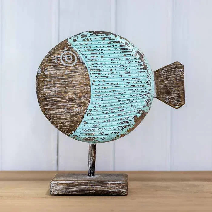 Conjunto de três peixes esculpidos à mão em madeira de Bali, exibindo a variação de escalas e o design lúdico e rústico. 