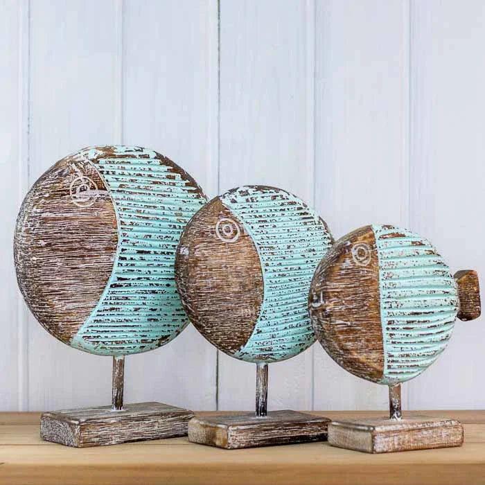 Trio de esculturas artesanais de peixe-balão em diferentes tamanhos, com textura de espinhos entalhada manualmente em Bali. 