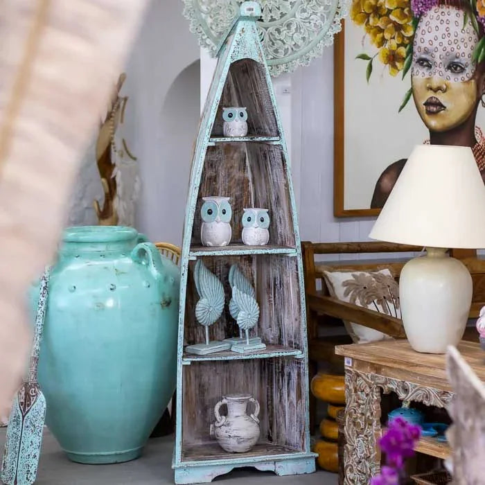 Estante barco de madeira com pátina artesanal, peça balinesa inspirada na tradição marítima, ideal para compor ambientes com leveza e autenticidade. 