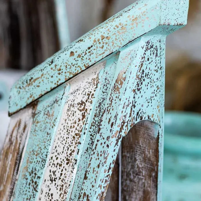 Arte balinesa em formato de barco, estante artesanal de madeira com pátina azulada e estilo tropical, perfeita para ambientes costeiros e boêmios. 