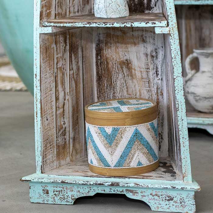 Estante barco de madeira com pátina artesanal, peça balinesa inspirada na tradição marítima, ideal para compor ambientes com leveza e autenticidade. 