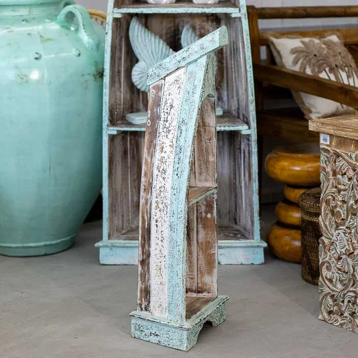 Estante artesanal em formato de barco feita à mão em madeira patinada de Bali, com design rústico e tropical ideal para decoração natural e praiana. 