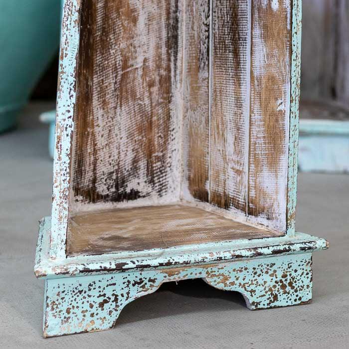 Estante barco feita à mão em Bali com acabamento envelhecido, design curvo em madeira natural que reflete o espírito artesanal da ilha. 